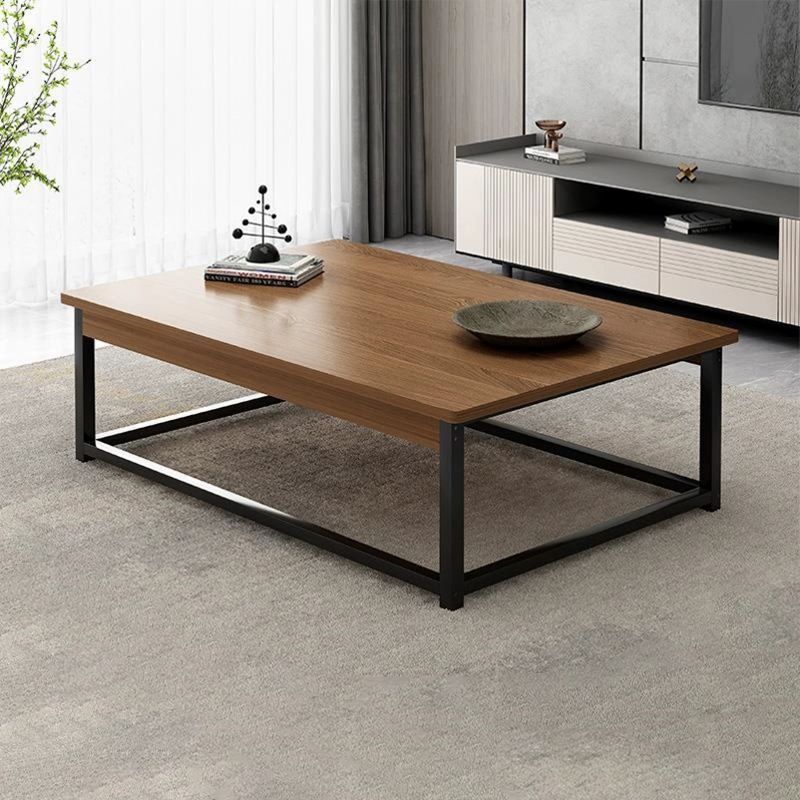 Журнальний столик з дерев'яною стільницею та металевим каркасом